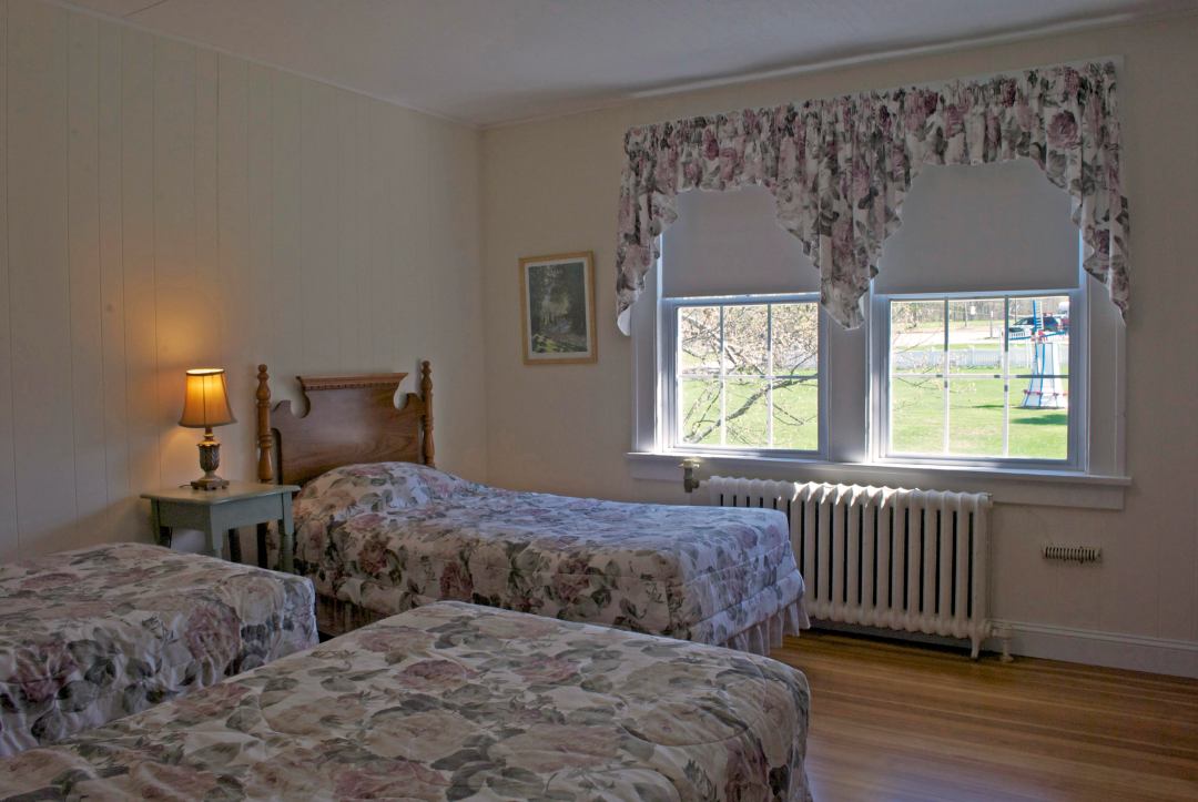 Camp-Warwick-bedroom